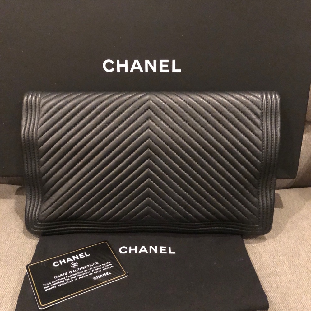 โช๏ธSOLDโช๏ธCHANEL Foldover Clutch - Picture 2 of 8
